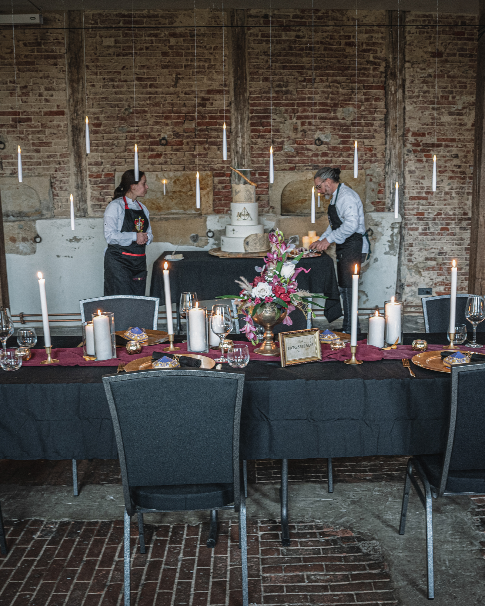 Festlich gedeckte Hochzeitstafel mit Tricolore-Torte und Kerzenlicht