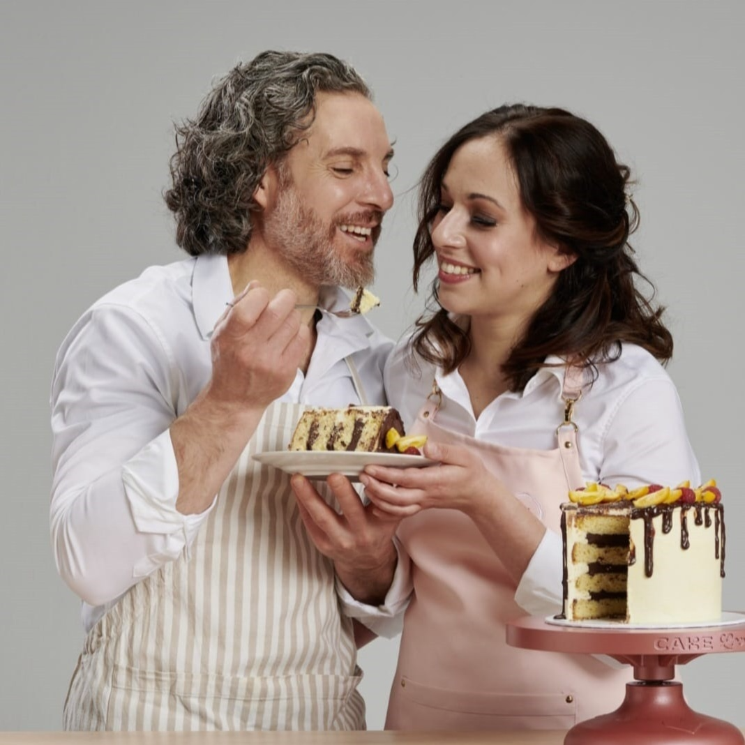 Michelle und Giuseppe von Tricolore Partyservice beim Anrichten einer Torte