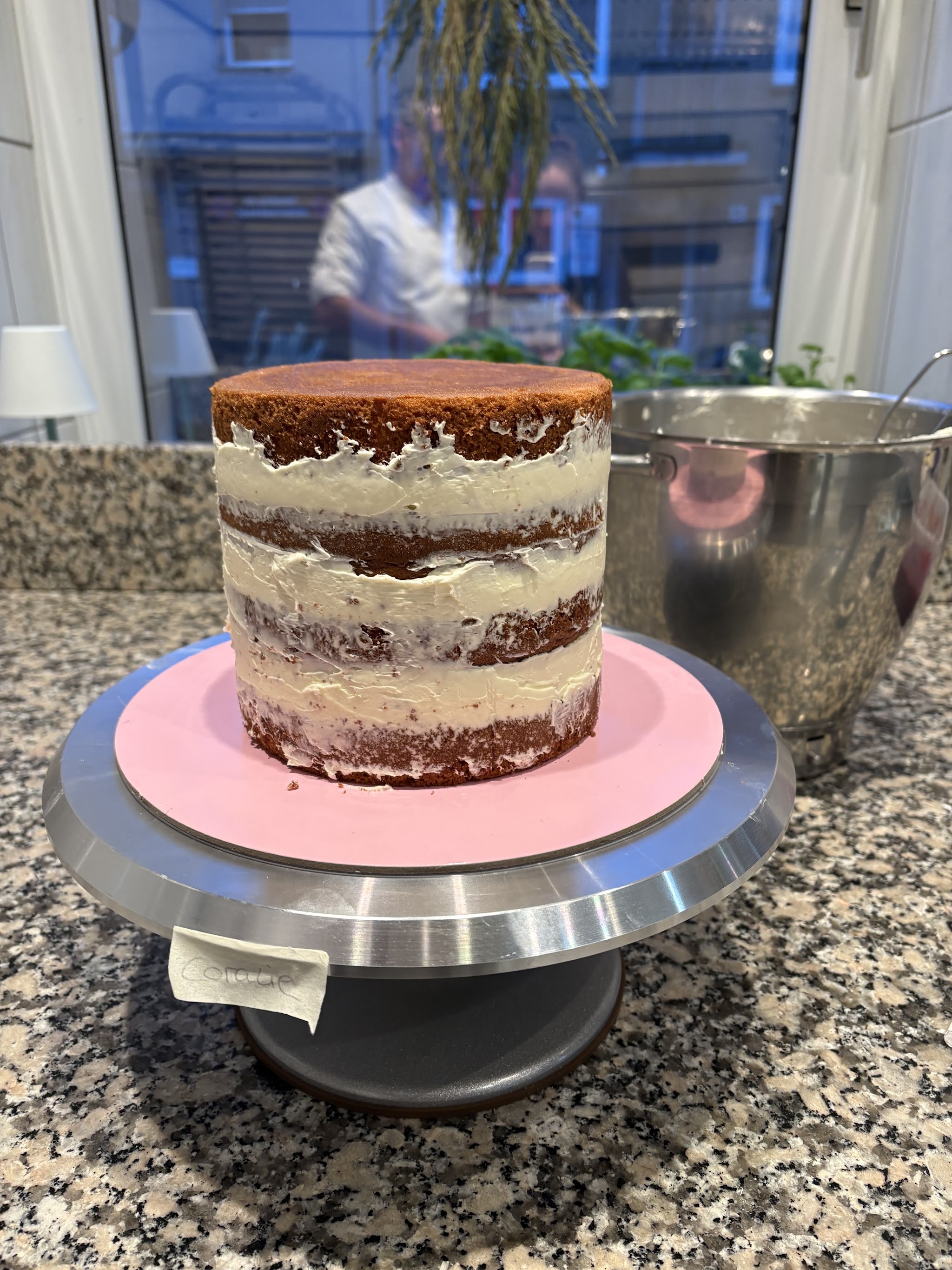 Frisch eingestrichene Torte in Vorbereitung in der Tricolore-Küche