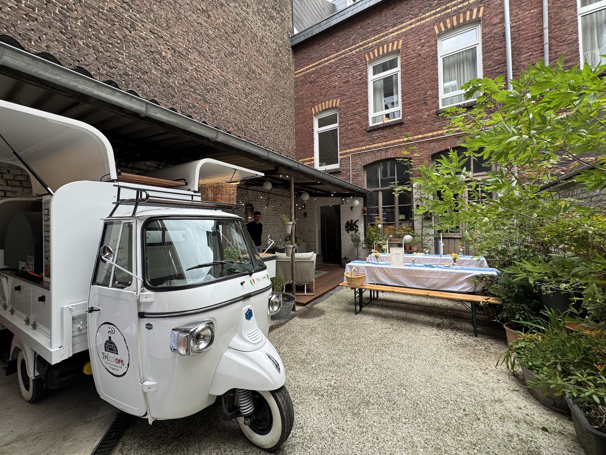 Der Tricolore Pizza Ape im Innenhof einer Eventlocation in Aachen