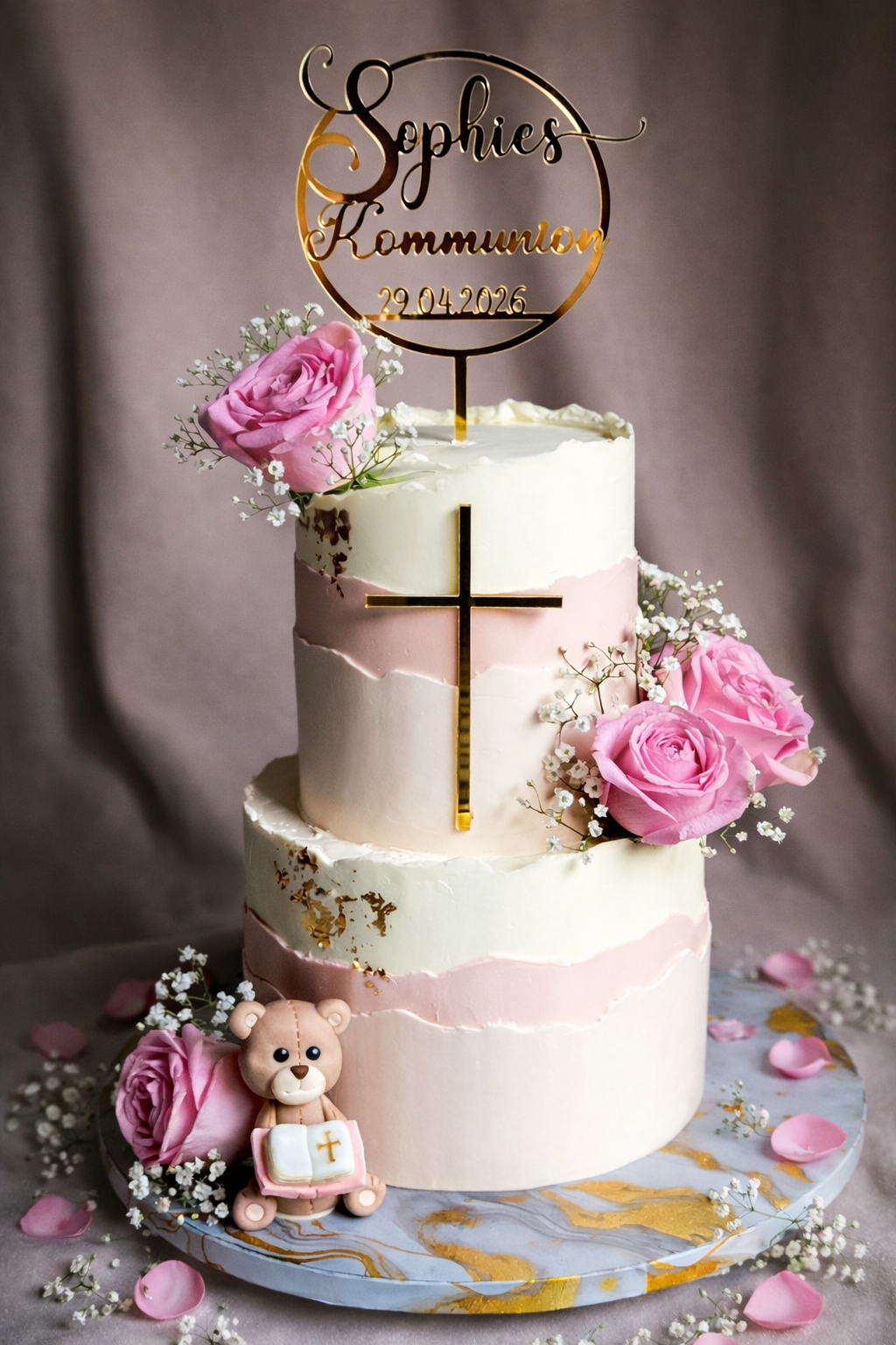 Dreistöckige Kommunionstorte mit Kreuz-Topper und Rosen